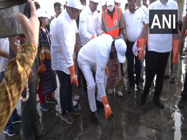 Maharashtra CM Eknath Shinde Participates in beach clean up drive. ( Photo/ANI)