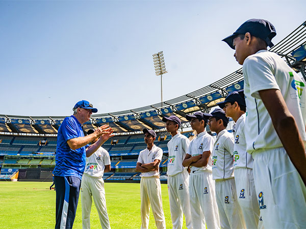 John Wright with MI Junior Champions during the training session. (Photo- MI)