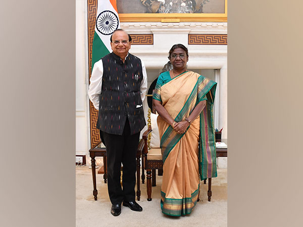 Delhi Lieutenant Governor Vinai Kumar Saxena (left) and President Droupadi Murmu (right). (Photo/Source: @rashtrapatibhvn)