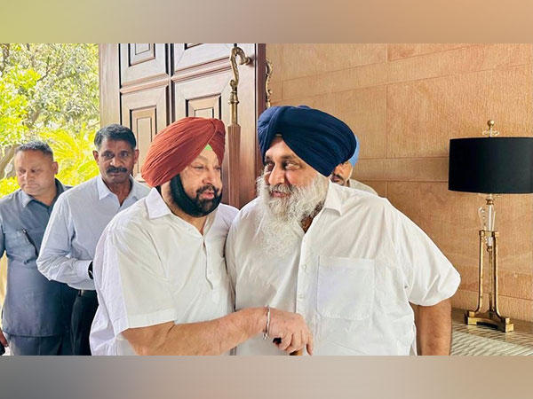 Captain Amarinder Singh and Sukhbir Singh Badal (Photo Courtesy: Twitter/capt_amarinder)