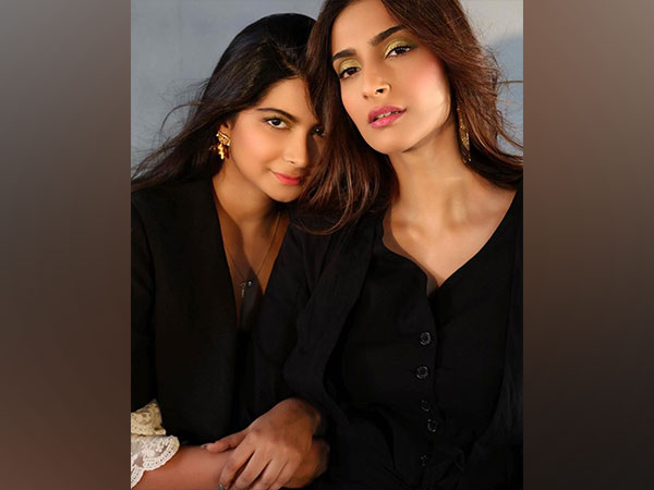 Sonam Kapoor and Rhea Kapoor (Image source: Instagram)