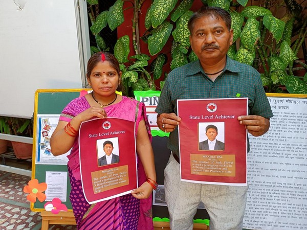  Parents of Mridul Pal holding his photo (Photo/ANI)