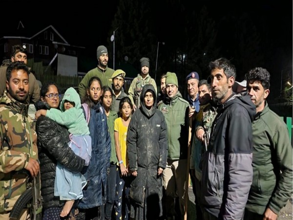 Tourist family rescued by Baramulla police (Photo credit/ Baramulla police)