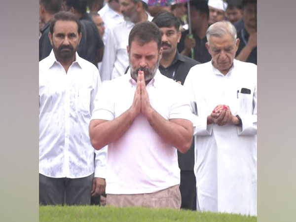 Congress leader Rahul Gandhi paying tributes to former PM Jawaharlal Nehru(Photo/ANI)
