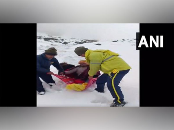 SDRF rescues devotee stranded due to snowfall  (Photo credit/ SDRF twitter)