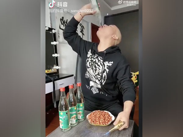 A screengrab of the influencer consuming strong alcohol during live-streaming. (Photo Credit: Douyin/@sanqian9237)