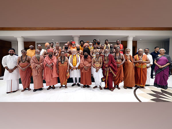 Prime Minister Narendra Modi with Adheenams (priests) (Photo: Twitter/@narendramodi)