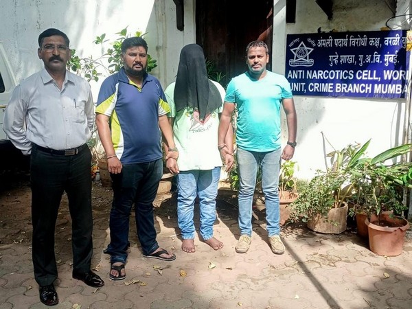 Mumbai Police's Anti-Narcotics Cell with the arrested Nigerian drug peddler (Photo/ANI)