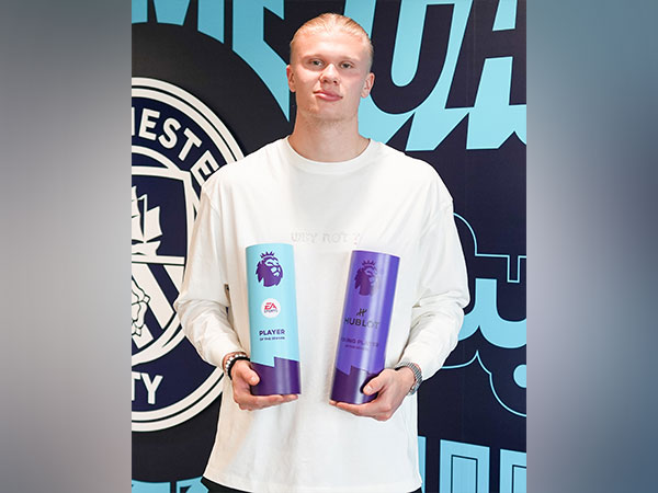Erling Haaland with his awards (Twitter: Photo/premierleague)