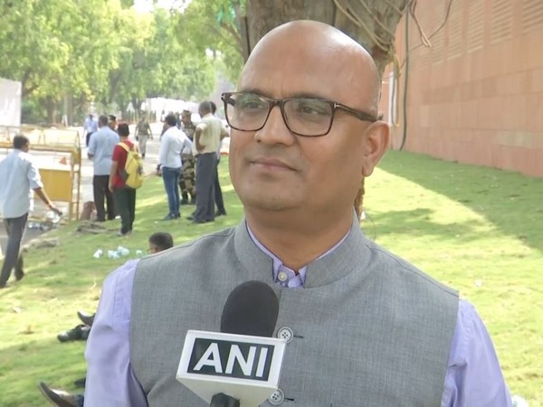 Sculptor Naresh Kumawat (Photo/ANI)