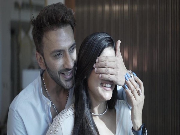 Ali Merchant with Ayra Bansal (Image source: Instagram) 