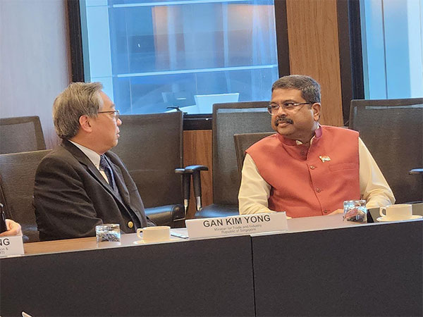 Union Minister Dharmendra Pradhan and Singapore Trade and Industry Minister Min Gan Kim Yong. (Photo: Twitter// @@SGinIndia) 