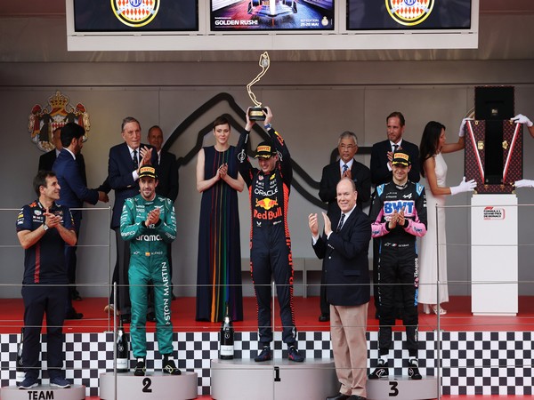 Max Verstappen (in the middle) (Image: Twitter/Oracle Red Bull Racing)