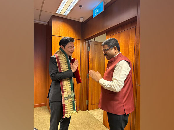 Union Minister Dharmendra Pradhan and Singapore's Deputy Prime Minister and Finance Minister Lawrence Wong(Image Credit: Twitter/@dpradhanbjp)