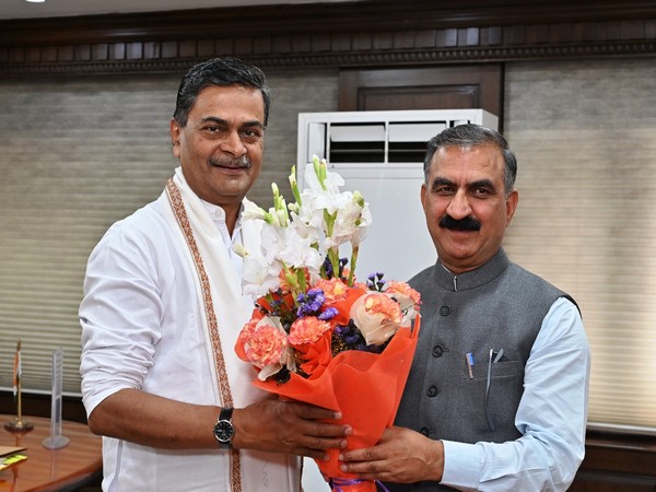 Himachal Pradesh Chief Minister Sukhu with Union Minister RK Singh (Photo/ANI)