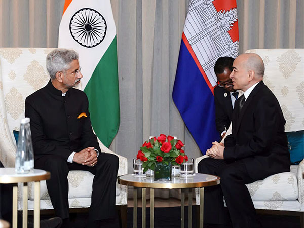 External Affairs Minister S Jaishankar and Cambodian King Norodom Sihamoni(Photo/Twitter: @DrSJaishankar)