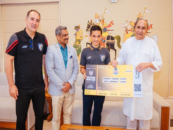 Odisha CM Naveen Patnaik and Footballer Sunil Chhetri (Image: AIFF) 