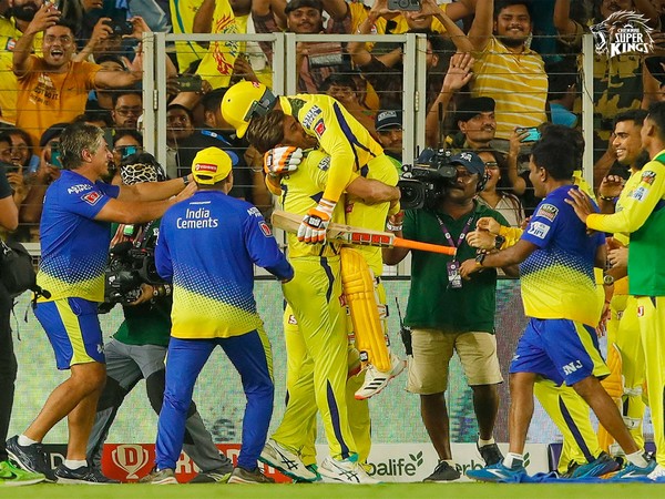 MS Dhoni celebrating with Ravindra Jadeja (Image: CSK Twitter)