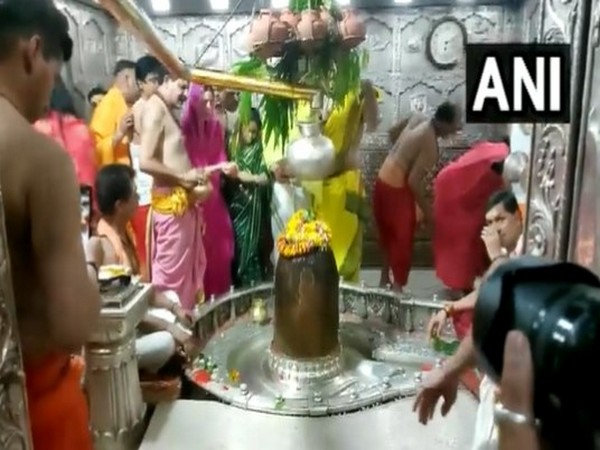 Bollywood actor Sara Ali Khan in Mahakal Temple. (Photo/ANI)