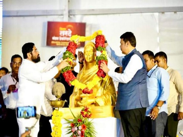 Maharashtra CM Eknath Shinde and Deputy CM Devendra Fadnavis paying tributes to Ahilya Devi Holkar (Photo/Twitter @CMOMaharashtra)