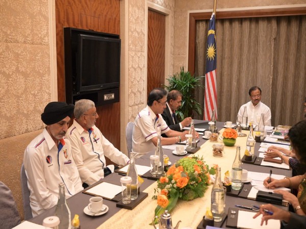 MoS V Muraleedharan meets members of MAFSVA in Kuala Lumpur on Thursday. (Photo Credit; Twitter/@MOS_MEA)