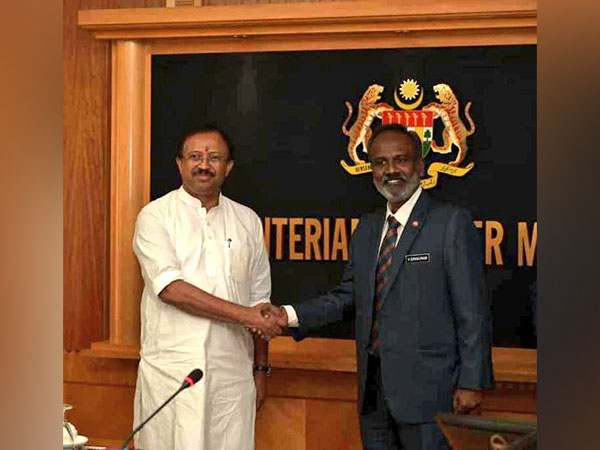 MoS Muraleedharan with Malaysia's Human Resources Minister V Sivakumar (Image Credit: Twitter/@MOS_MEA)