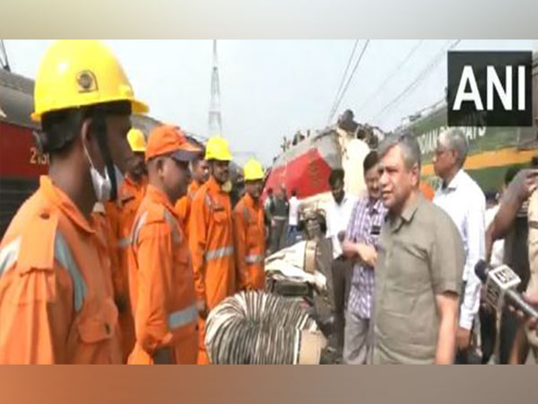 Railways Minister Ashwini Vaishnaw thanks NDRF officials (Photo/ANI)
