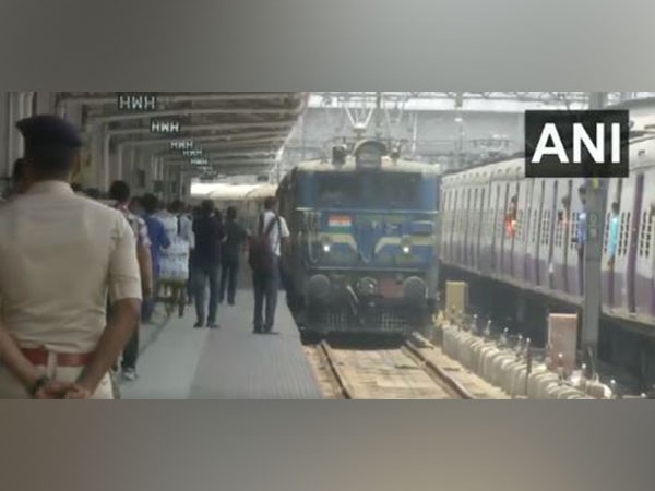 Train carrying stranded passengers reaches Howrah (Photo/ANI)