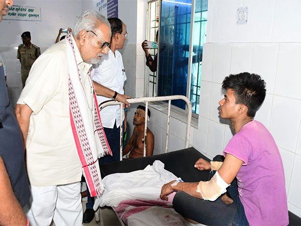Odisha Governor Ganeshi Lal with injured (Photo/ANI)