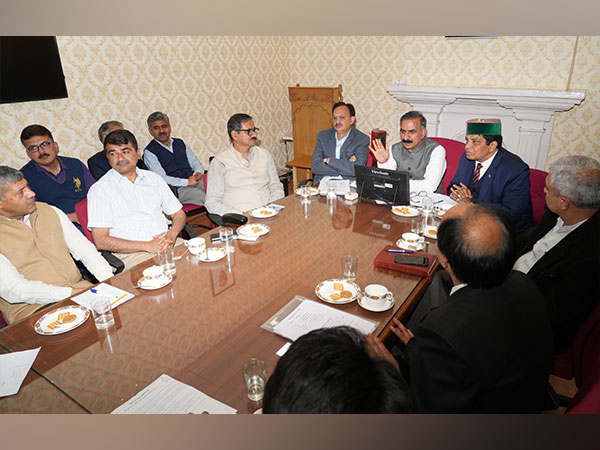 Sukhvinder Singh Sukhu meets doctors (Photo/ANI)