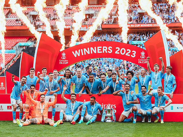 Manchester City posing with the trophy. (Photo- Man City Twitter)