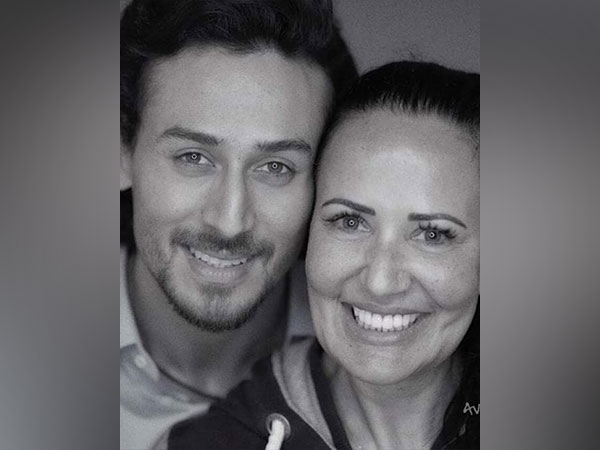 Tiger Shroff with mother Ayesha (Image Source: Twitter)