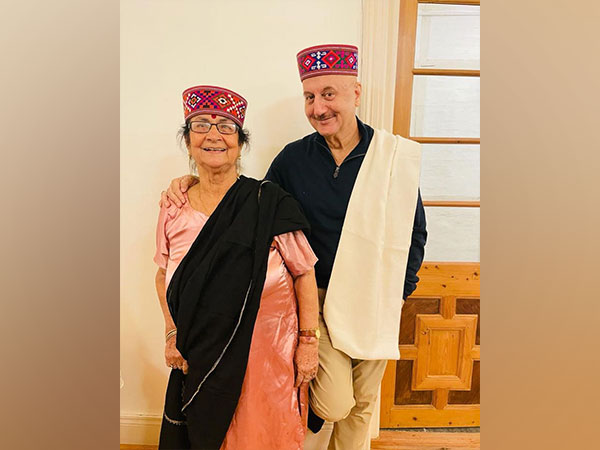 Anupam Kher with mother (Image Source; Instagram)