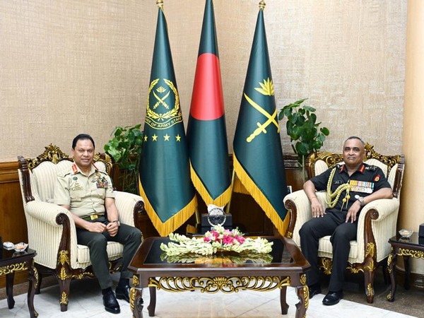 Chief of Army Staff General Manoj Pande, Bangladesh COAS General SM Shafiuddin (Image Credit: Twitter/@adgpi)