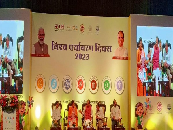 MP CM Chouhan in the center and others at the program (Photo/ANI) 