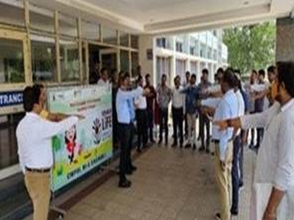 Officials taking pledge (Photo/Source PIB)