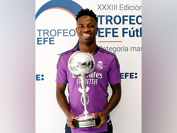 Vinicius Junior with EFE Trophy (Twitter: Photo/realmadrid)