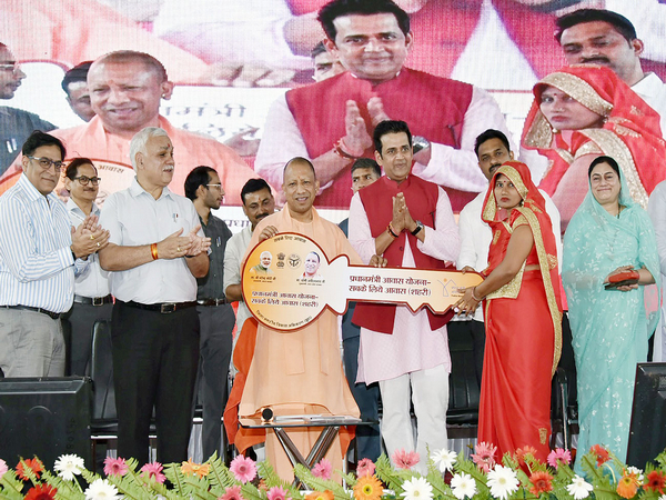 Uttar Pradesh Chief Minister Yogi Adityanath inaugurates SVANidhi Mahotsav (Photo/Twitter)