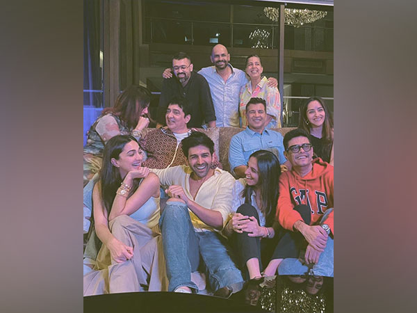 Kartik Aaryan, Kiara Advani with Satyaprem Ki Katha team (Image Source: Instagram)