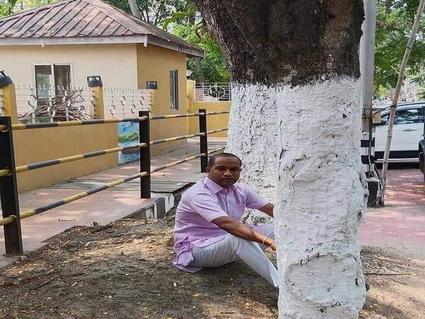 Congress MLA Kamalakhya Dey Purkayastha protesting sitting under tree(Photo/ANI)