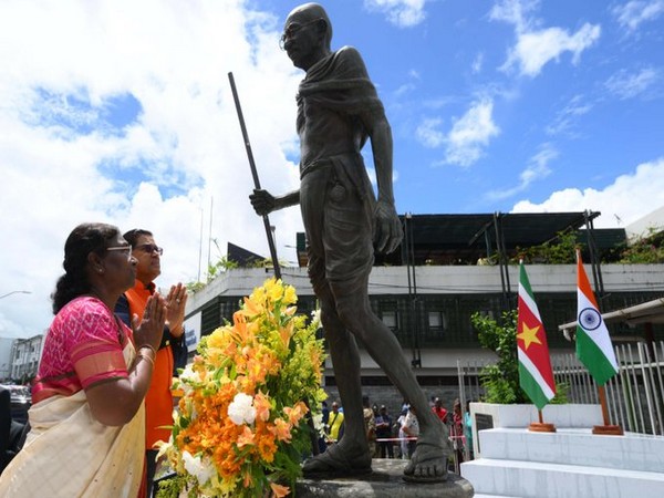 President Droupadi Murmu pays floral tribute to Mahatma Gandhi in Paramaribo. (Photo/Twitter: @MEA)