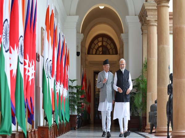 PM Narendra Modi and Nepal PM Pushpa Kamal Dahal (Photo Credit: Twitter/@narendramodi)