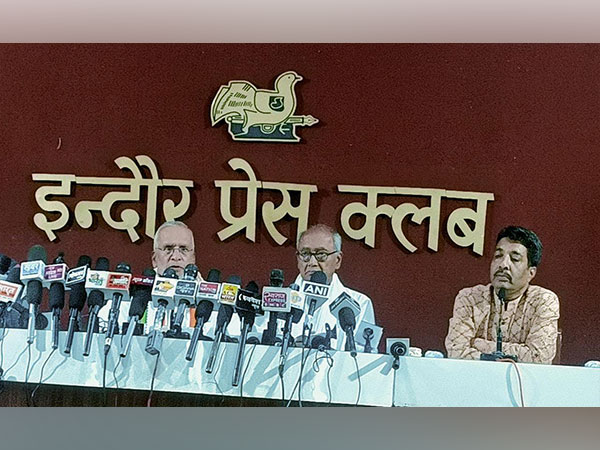 Former MP CM Digvijaya Singh in the centre (Photo/ANI)