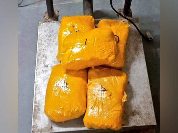 Contraband recovered by police (Pic credit/ BSF Punjab Twitter)