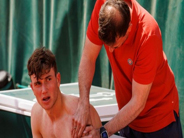 Jack Draper receiving treatment for his shoulder injury (Twitter: Photo/rolandgarros)
