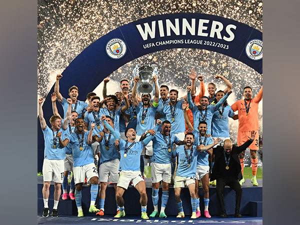 Manchester City team with the trophy (Photo: UEFA Champions League/ Twitter)