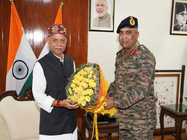 Himachal Pradesh Governor Shiv Pratap Shukla with General Manoj Pande (Photo/Twitter:@RajBhavanHP)