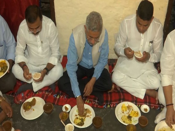 EAM Jaishankar has breakfast at Dalit Booth President's residence (Photo/ANI)