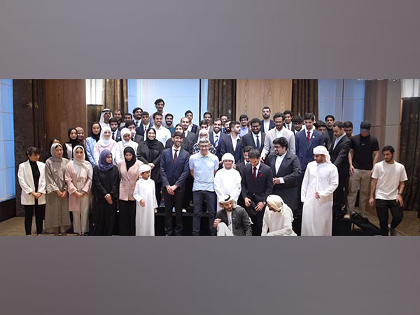 Abdullah bin Zayed meets UAE students studying in Japan. (Photo Credit - WAM)