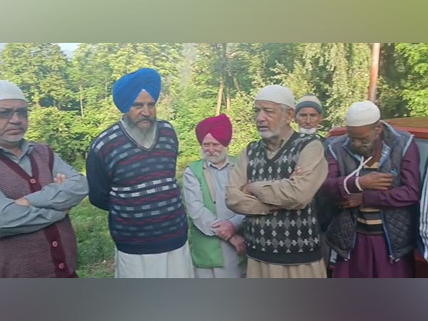 Sikh Community displays exemplary brotherhood as local Haj pilgrims bid farewell in Kupwara. (Photo/ANI)